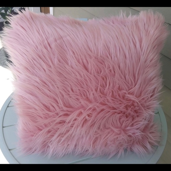 NEW💎..Pink Faux Fur Throw Pillow💋 - Picture 1 of 2